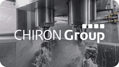 Industrielle CNC-Maschine beim Sprühen von Kühlmittel in einer Hochpräzisionsbearbeitungsumgebung, Logo der CHIRON-Gruppe überlagert. Industrielle CNC-Maschine beim Sprühen von Kühlmittel in einer Hochpräzisionsbearbeitungsumgebung, Logo der CHIRON-Gruppe überlagert.
