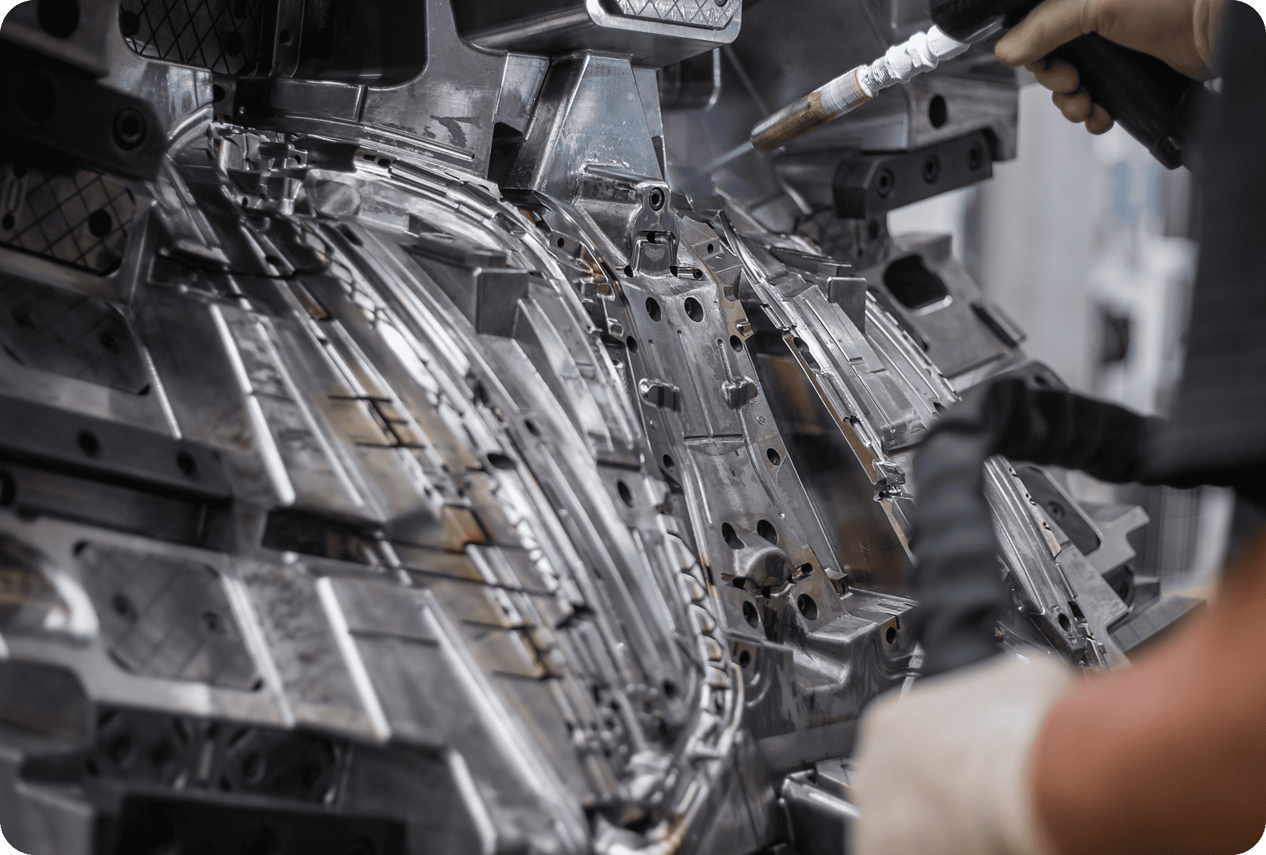 Injection moulding machine during active production—illustrating a key manufacturing process optimized by Tset’s product costing software for efficient cost and CO₂e analysis.